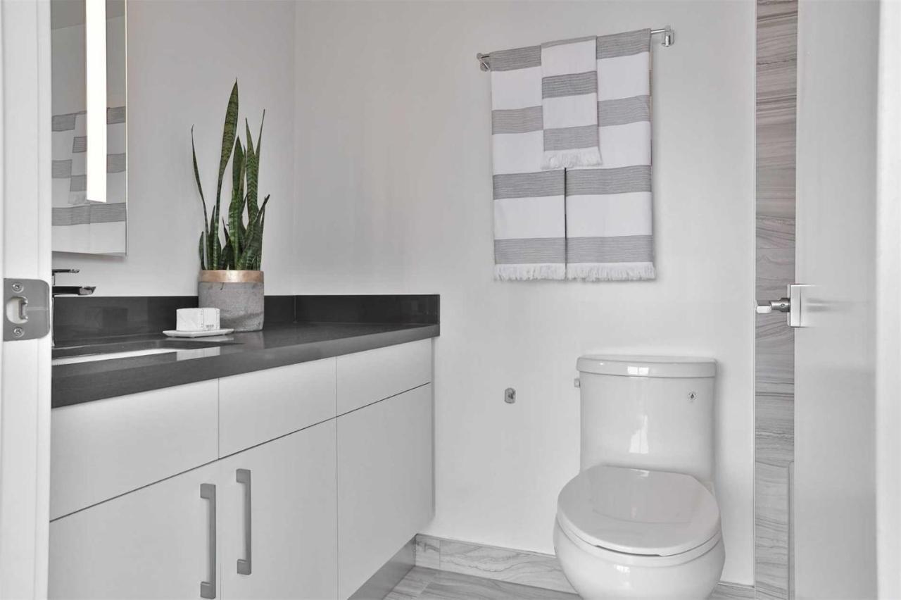 2 Bedroom Plus Den Condo 토론토 외부 사진