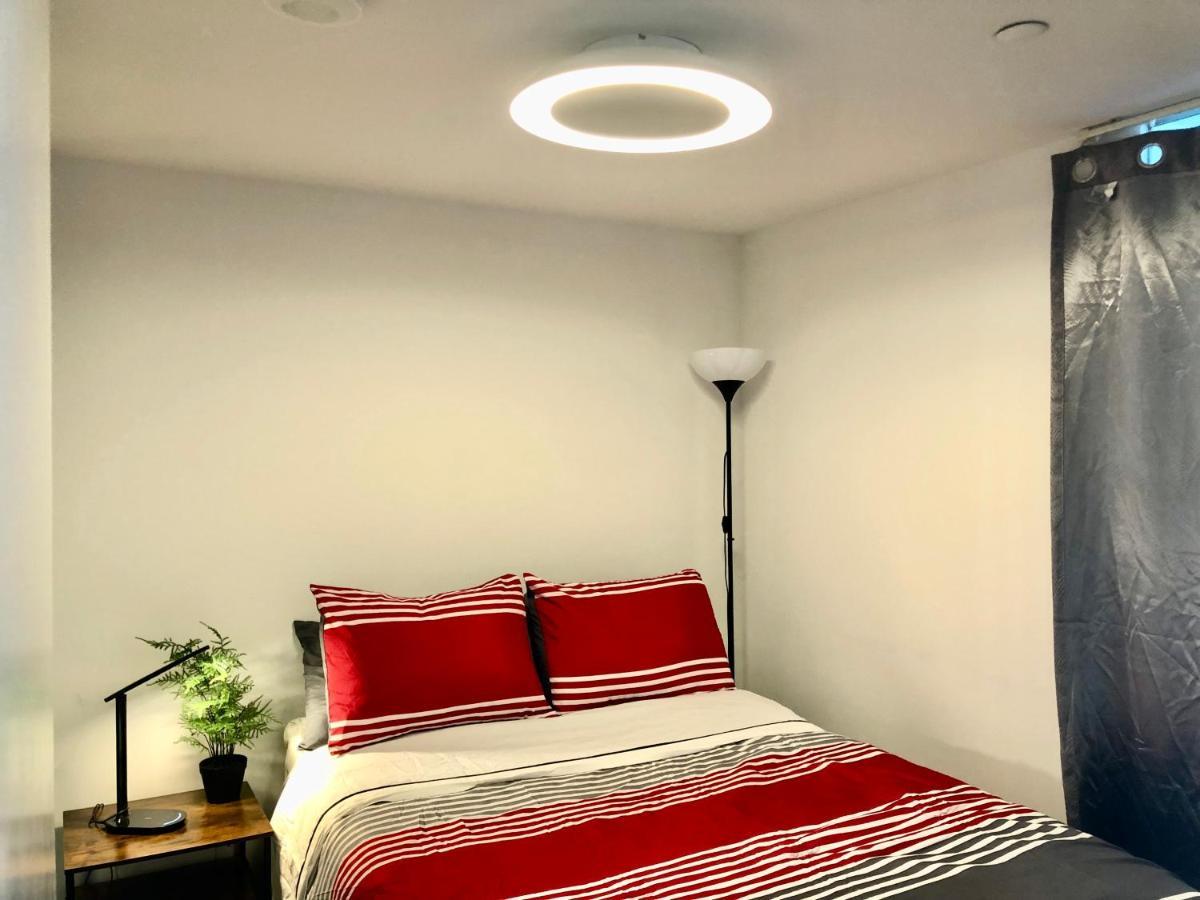 2 Bedroom Plus Den Condo 토론토 외부 사진