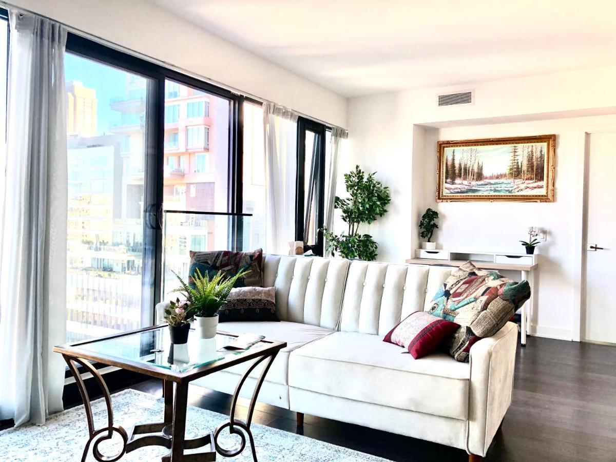 2 Bedroom Plus Den Condo 토론토 외부 사진